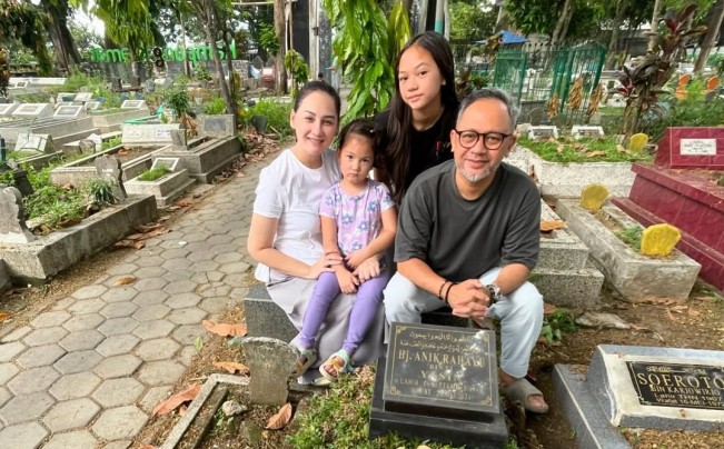 Mona Ratuliu dan Indra Brasco di makam keluarga. (Instagram/@indrabrasco)